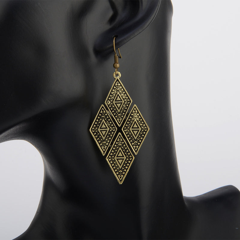 Exaggerated geometric diamond carved earrings