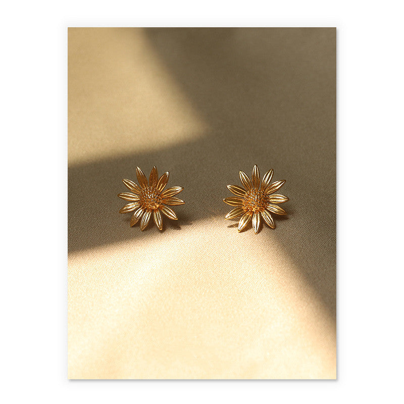 Small daisy flower earrings