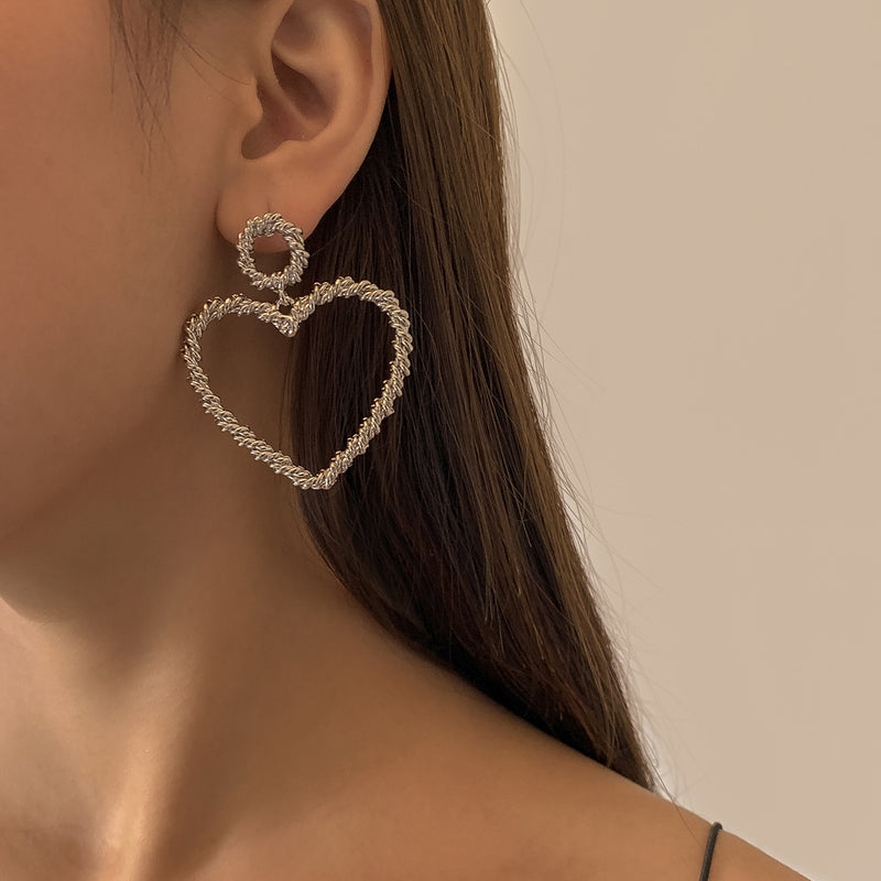 Temperament Simple Ins Style Metal Threaded Earrings Geometric Hollow Sweet And Cool Peach Heart-shaped Earrings