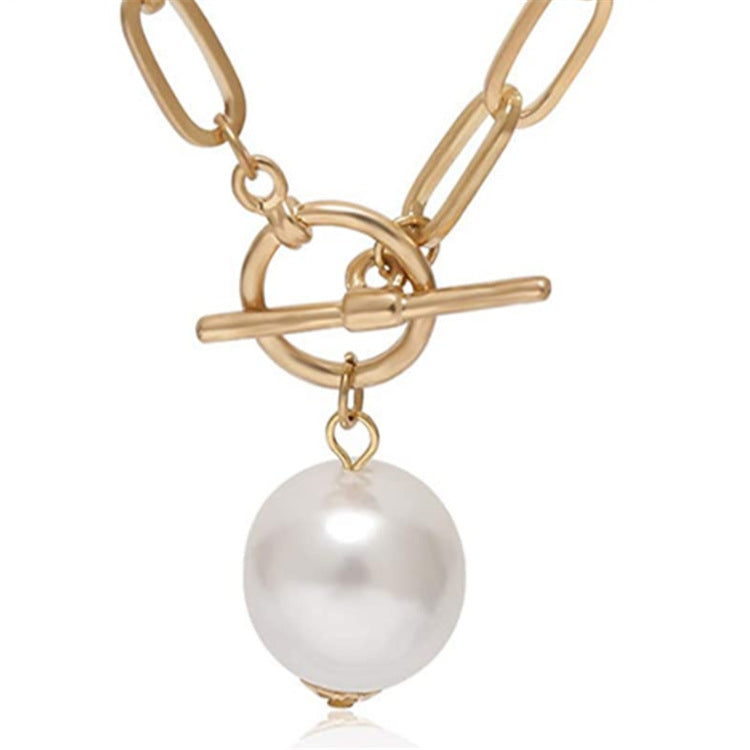 Large imitation pearl pendant in Gothic style