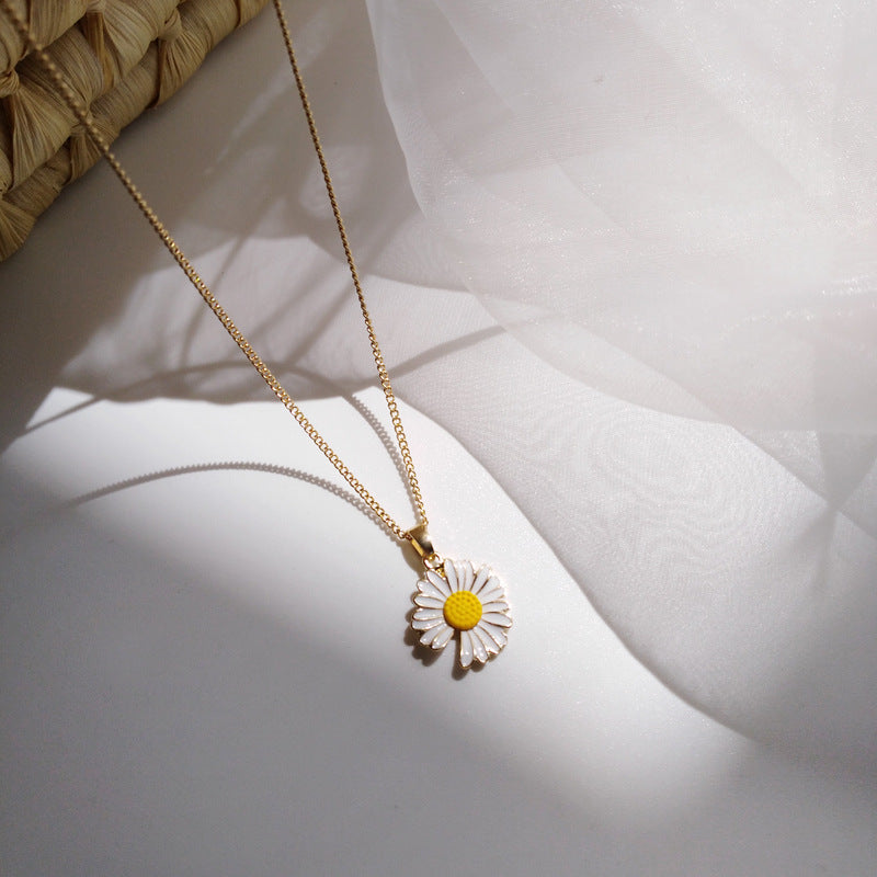 Daisy Metallic Pendant Necklace