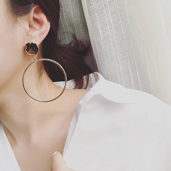 Simple hoop earrings fashion