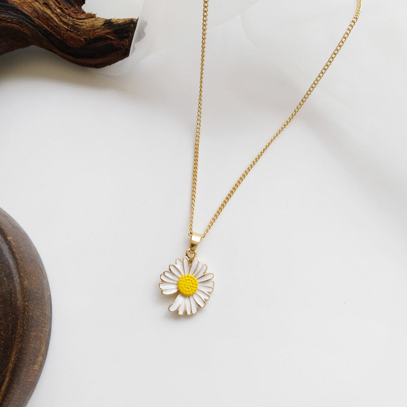 Daisy Metallic Pendant Necklace