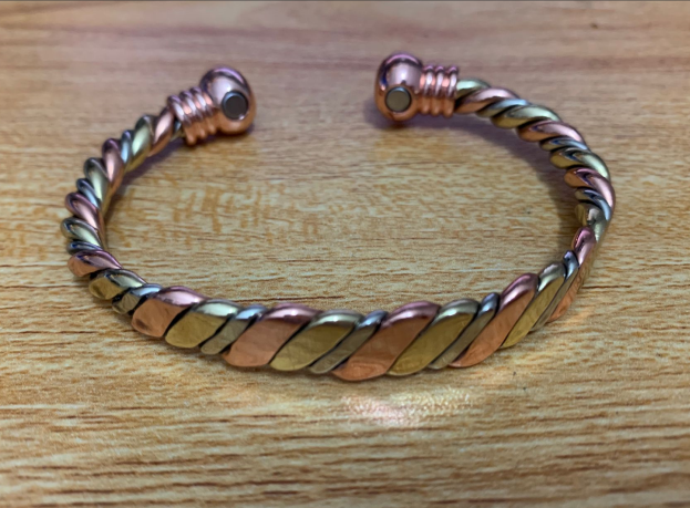Adjustable magnetic therapy bracelet