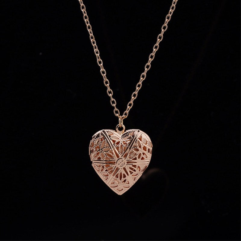 Open To Put Small Photos Hollow Peach Heart-Shaped Photo Box Necklace