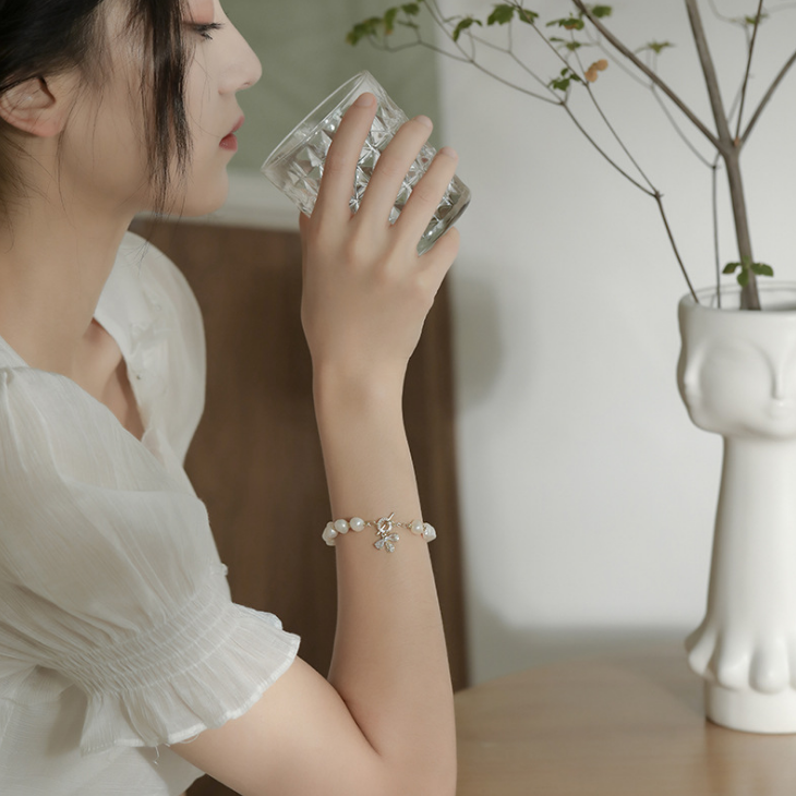 Freshwater Pearl Bracelet Exquisite Zircon Bee Niche Design Pendant Student Girlfriend Elegant Bracelet Jewelry Female