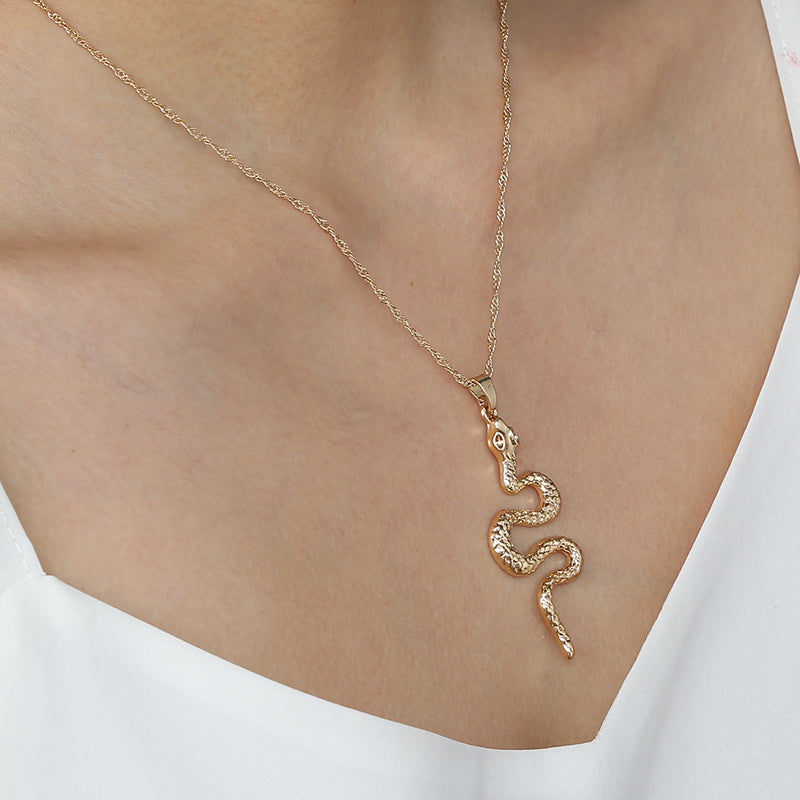 Gold Serpentine pendant necklace