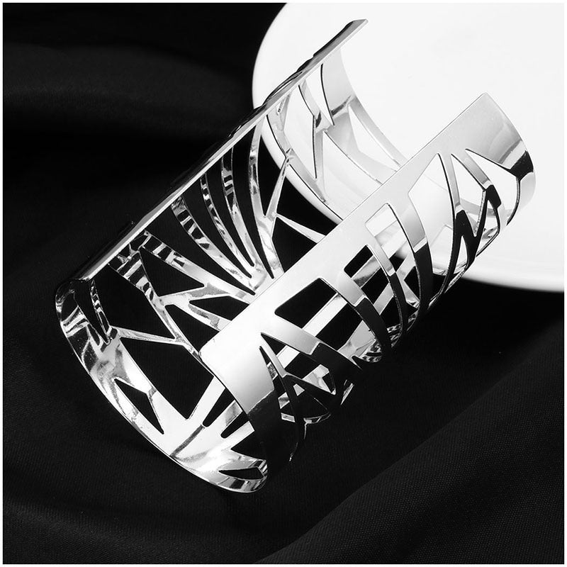 Geometric bracelet with metal opening and wide face
