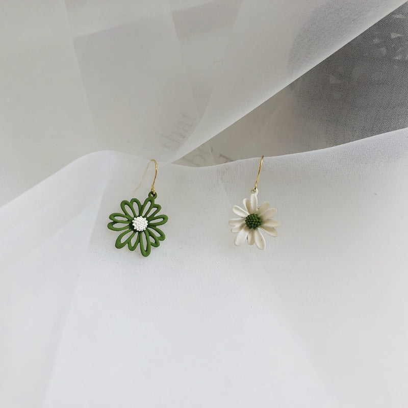 Asymmetrical daisy earrings