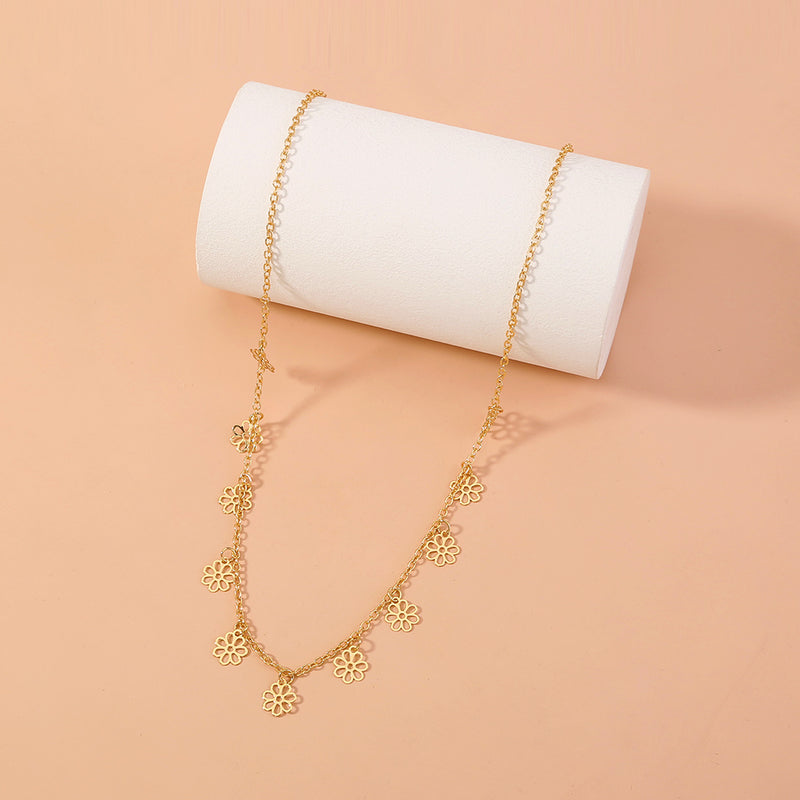 Single layer necklace with golden flowers