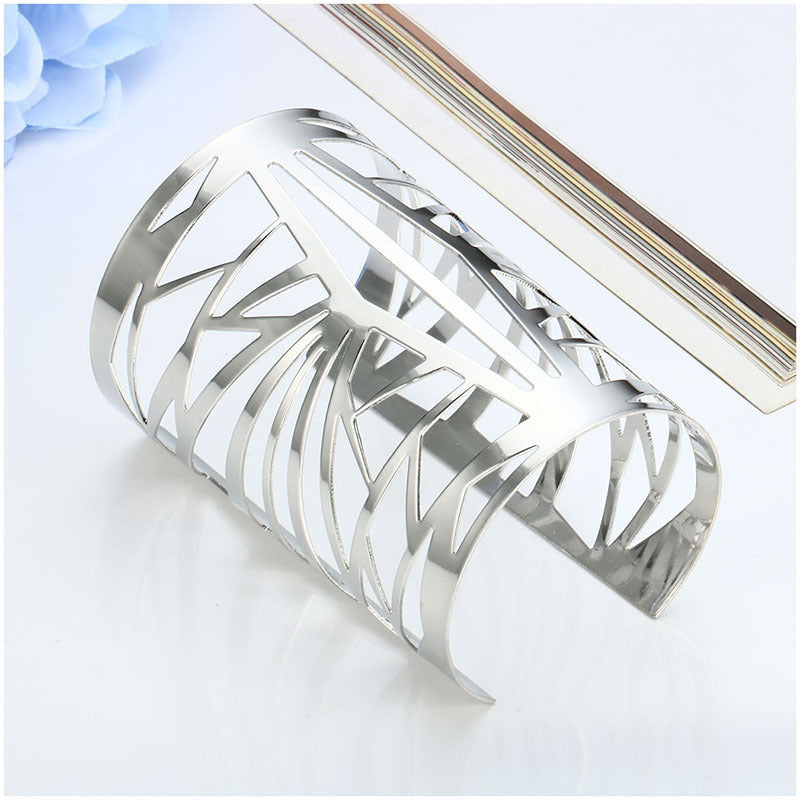 Geometric bracelet with metal opening and wide face