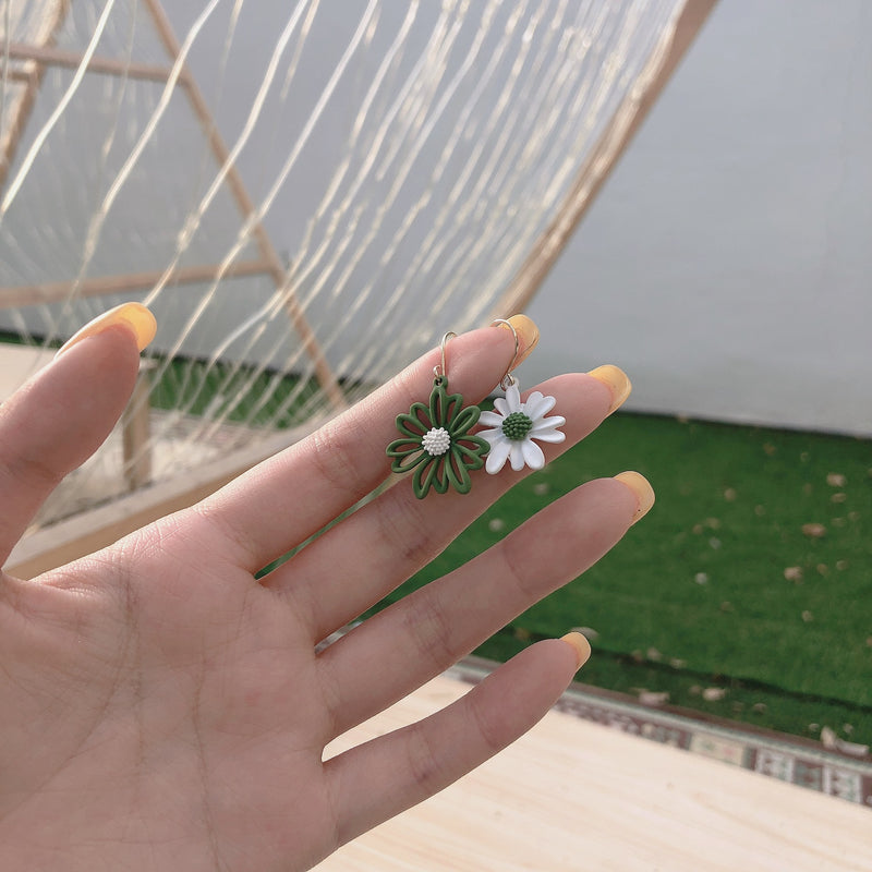 Asymmetrical daisy earrings