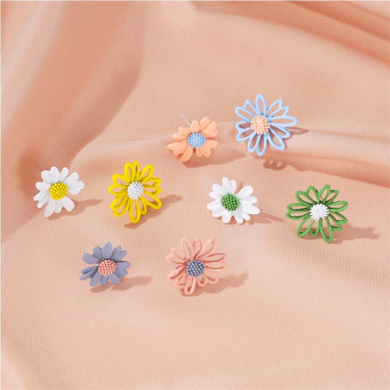 Hollow Asymmetric Small Daisy Earrings