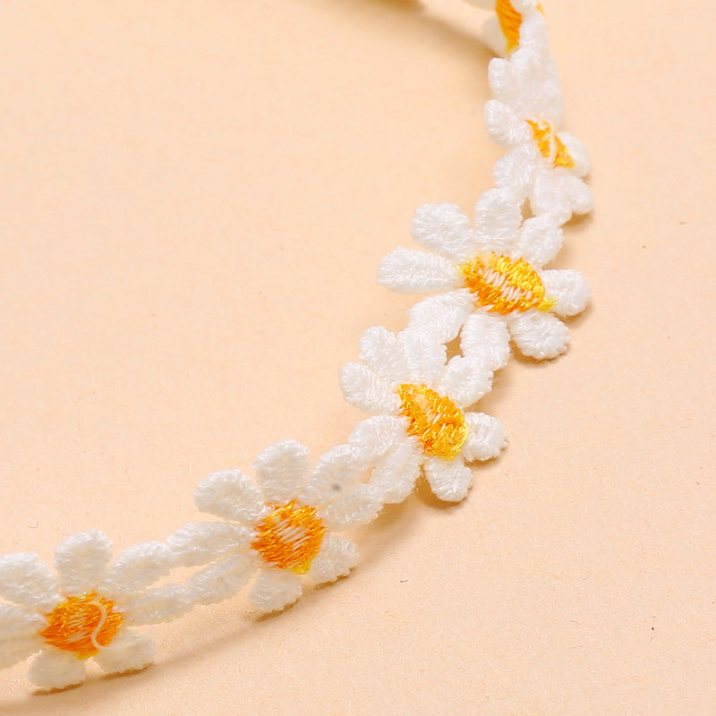 Daisy Lace Collar