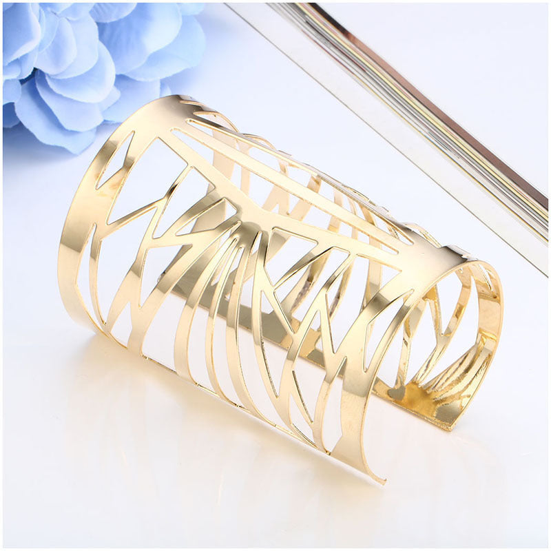 Geometric bracelet with metal opening and wide face