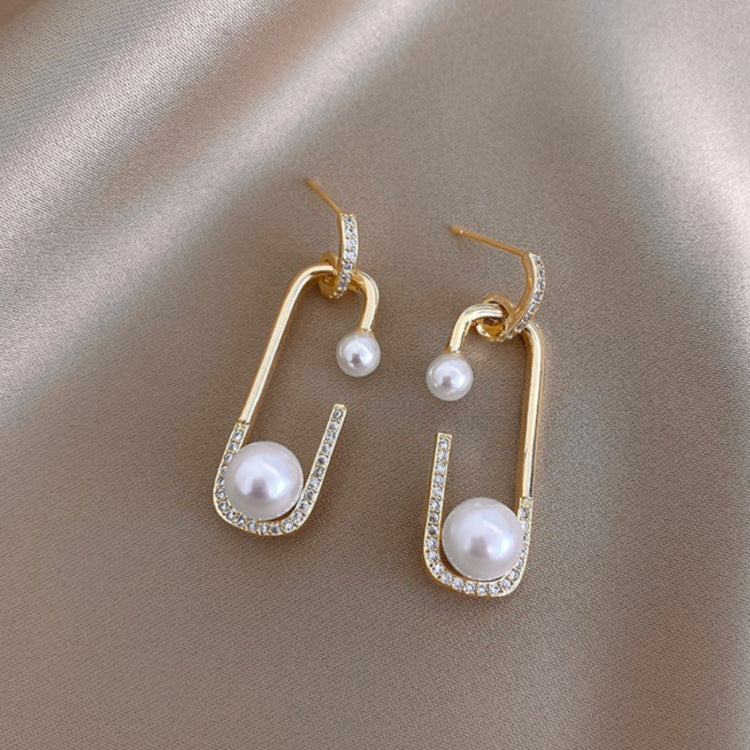 Fashion Stud Earrings With Diamond And Pearl Design