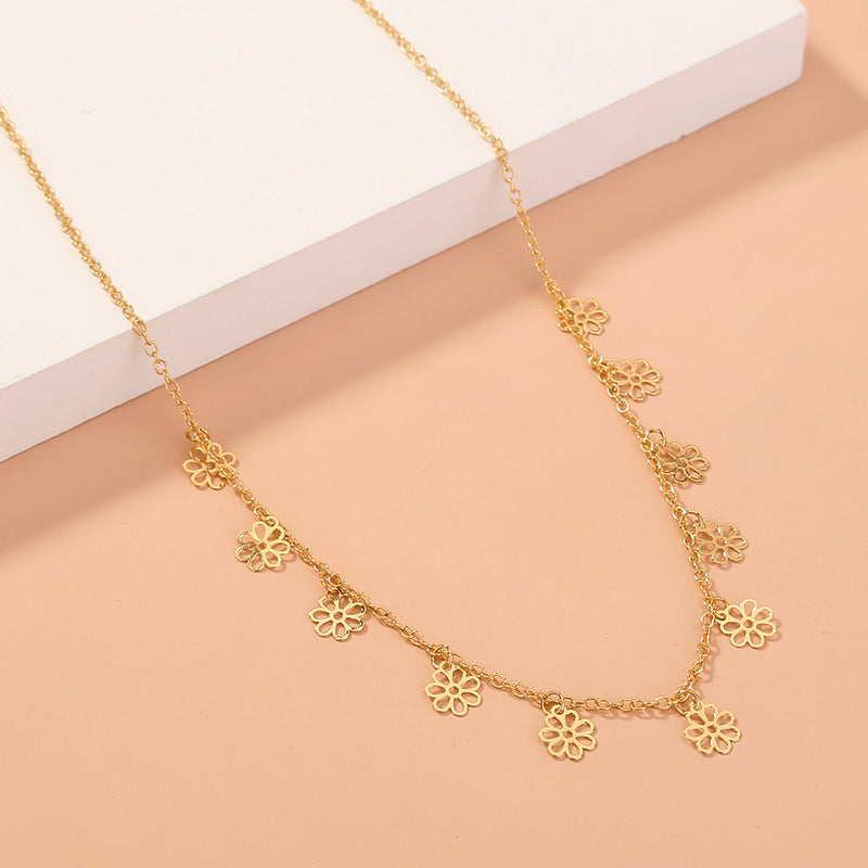 Single layer necklace with golden flowers