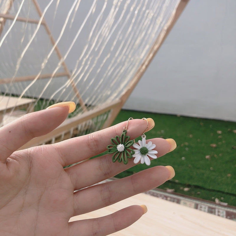 Asymmetrical daisy earrings