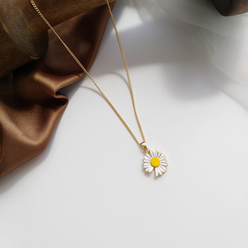 Daisy Metallic Pendant Necklace