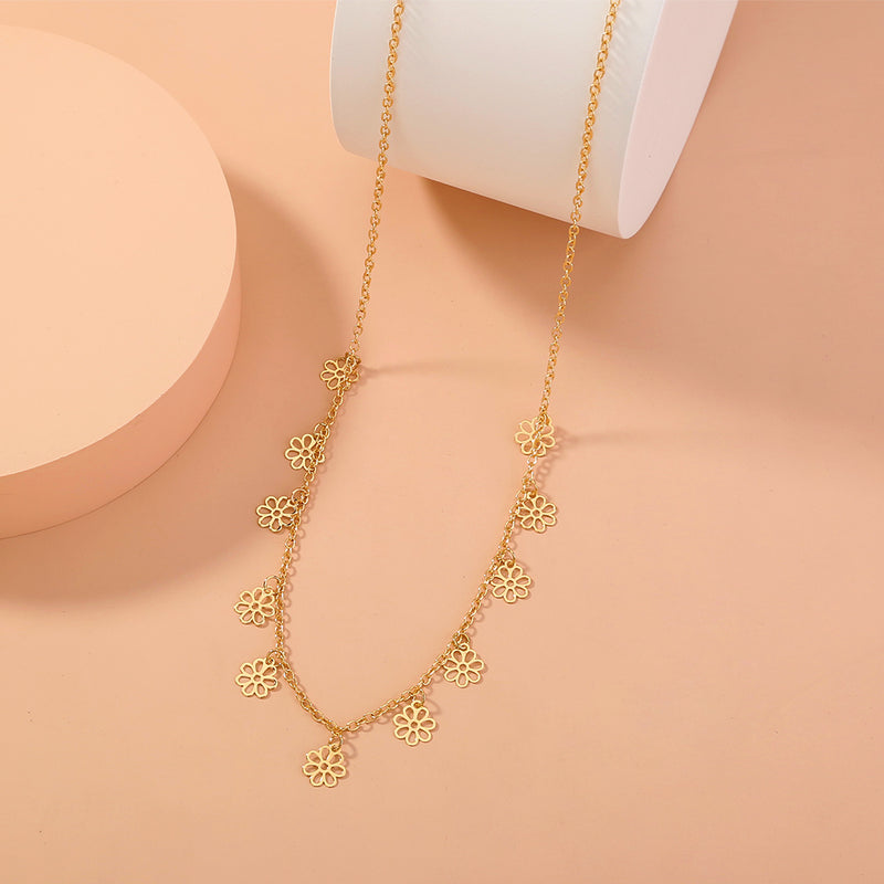 Single layer necklace with golden flowers