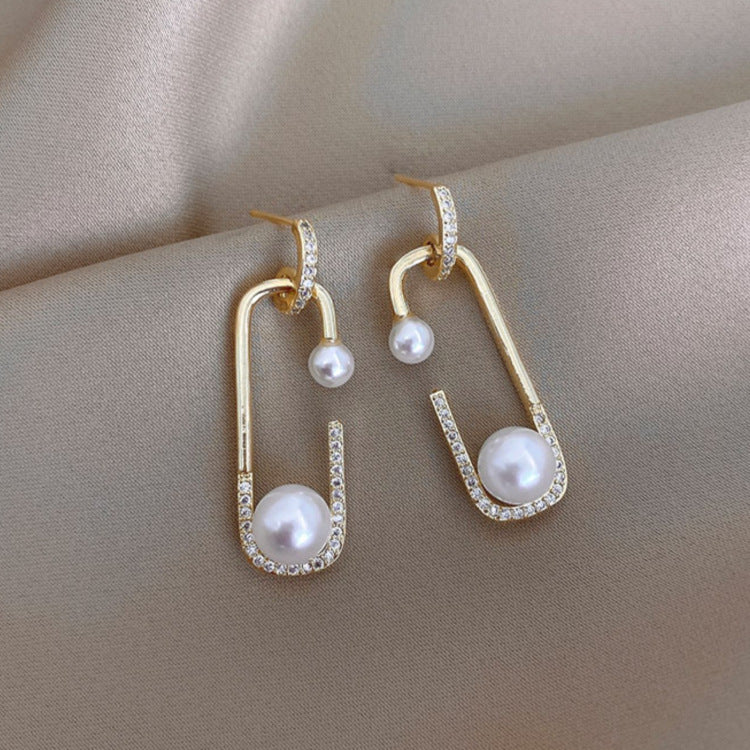 Fashion Stud Earrings With Diamond And Pearl Design