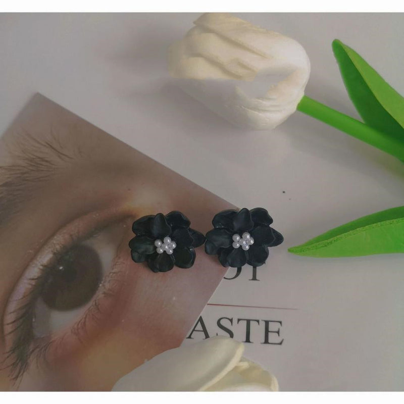 Simple And Elegant Earrings Black Camellia