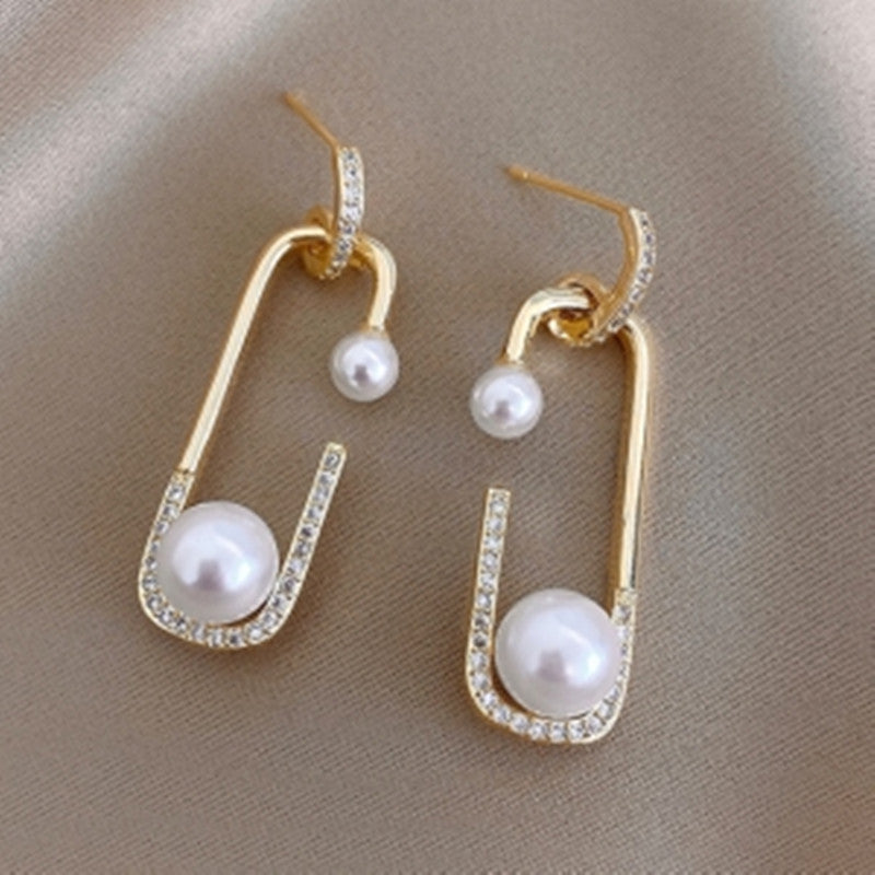 Fashion Stud Earrings With Diamond And Pearl Design